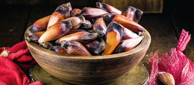 Piñones en un tazón de madera rústico comida tradicional brasileña de invierno