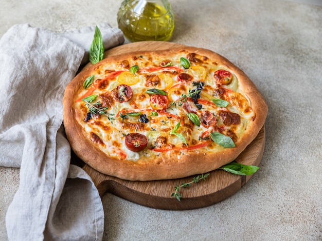 Pinsa con verduras y queso, fondo de hormigón. Pizza tradicional de Roma.