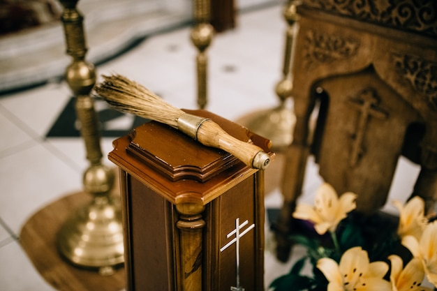 Pinsel für Weihwasser in der Kirche