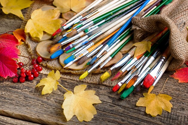 Pinsel und Farben zum Zeichnen in Komposition auf dem Tisch.