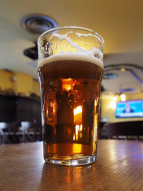 Pint britisches Ale-Bier in einem Pub