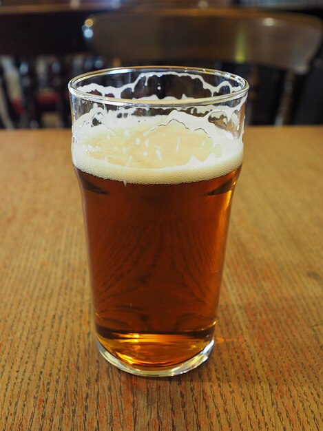 Pinta de cerveza British Ale en un pub