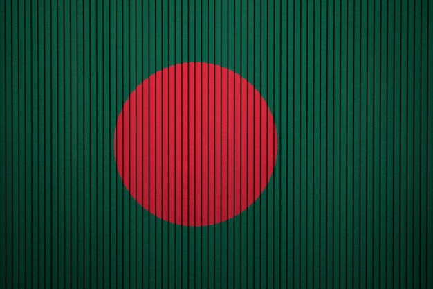 Pintado bandera nacional de Bangladesh en un muro de hormigón