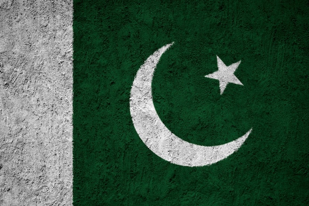Pintado bandera nacional de Pakistán en un muro de hormigón