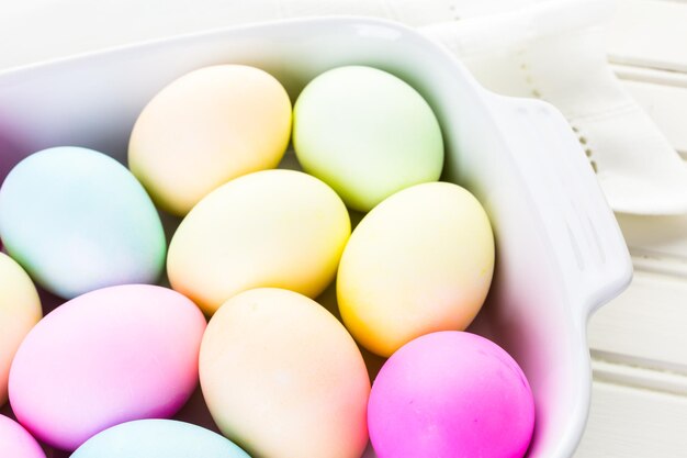 Pintado com ovos de Páscoa de cores pastel.