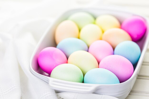 Pintado con huevos de Pascua de colores pastel.