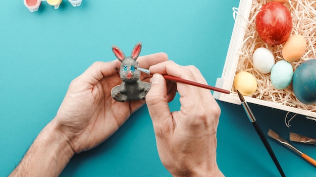 Pintando a mano un conejito para el día de pascua