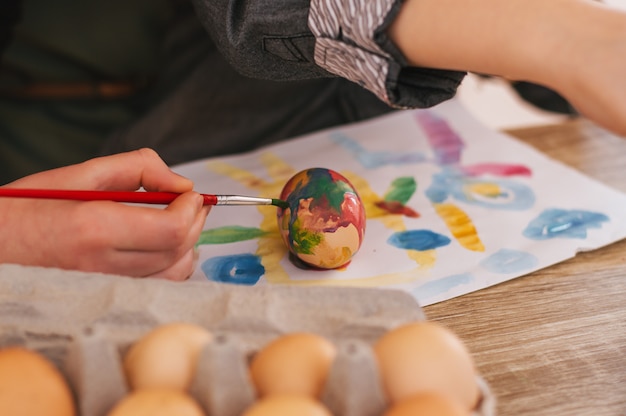 Foto pintando ovos de páscoa