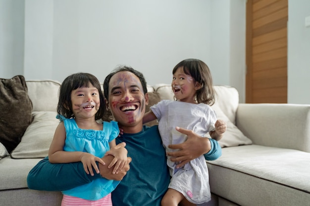 Pintar la cara con papi en casa