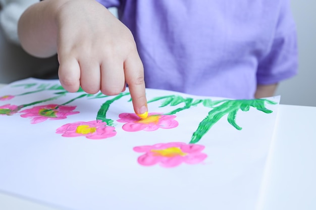 Pintar con los dedos Primer plano Dedos de las manos de los niños con pintura brillante Desarrollo temprano Hobby