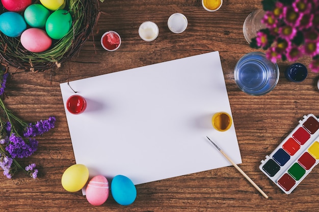 Pintar huevos para la celebración navideña de pascua