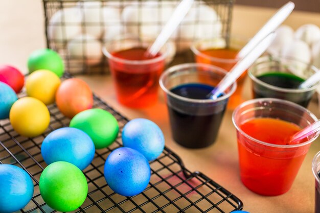 Pintar huevos de Pascua con colores vivos.