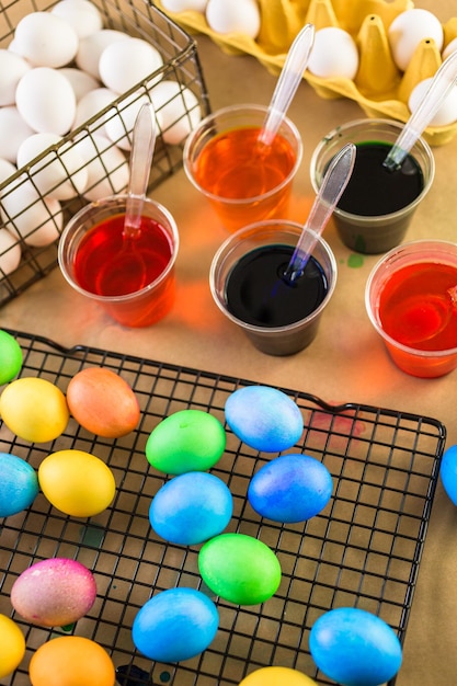 Pintar huevos de Pascua con colores vivos.