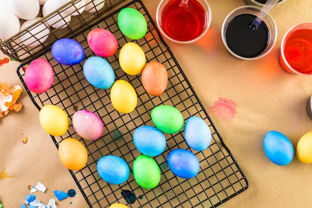 Pintar huevos de Pascua con colores vivos.