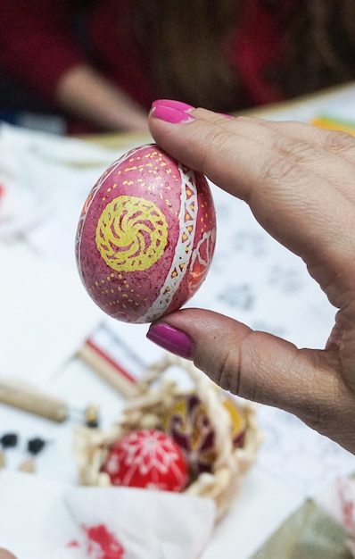 Pintar huevos de Pascua
