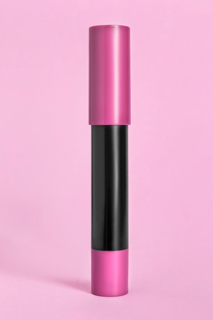 Pintar los labios sobre un fondo rosado