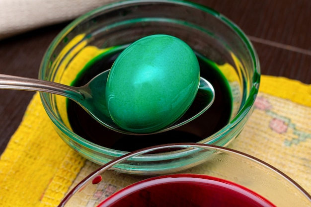 Pintar, morir huevo verde para Pascua en plato de vidrio