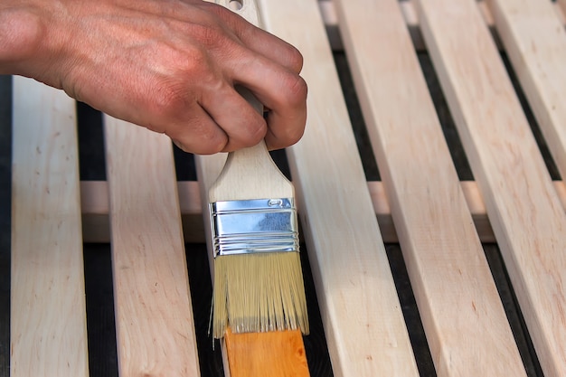 Foto pintar muebles de madera con barniz.