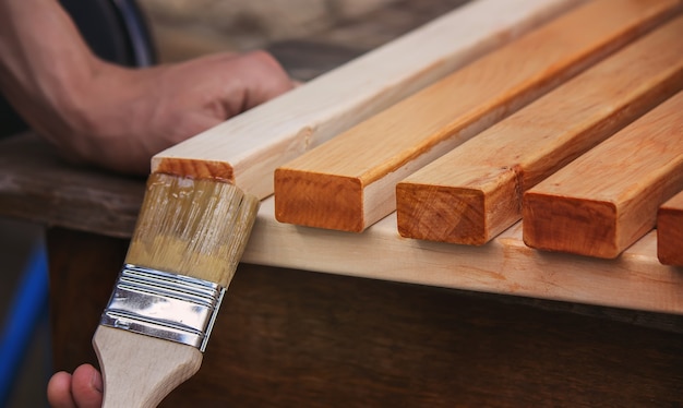 Pintar muebles de madera con barniz.