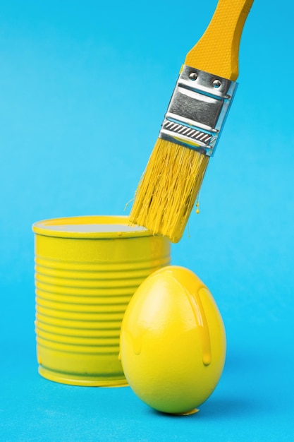 Pintar ovos com pincel amarelo O conceito da reunião de Páscoa Minimalismo