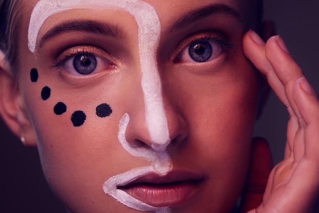 Pintar rostro y mujer con maquillaje creativo, belleza o artista con libertad de expresión en cosmética o moda. Retrato artístico y modelo artístico con creatividad en cuidado de la piel o dermatología estética.