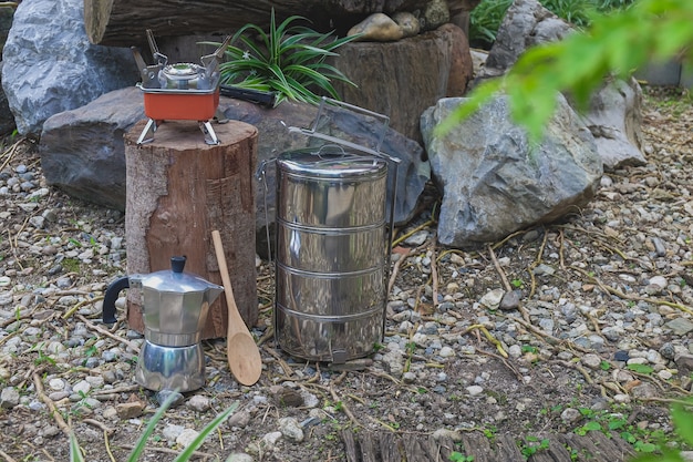 Pinto nombre de la olla de camping para cocinar con cafetera moka en un día de montaña.