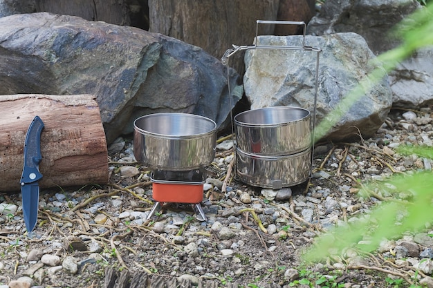 Pinto nombre de olla de camping para cocinar con Estufa pequeña en un día de montaña.