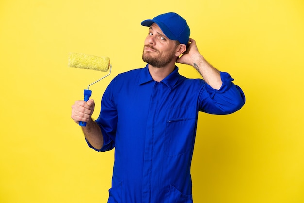 Pintor brasileiro isolado em fundo amarelo com dúvidas