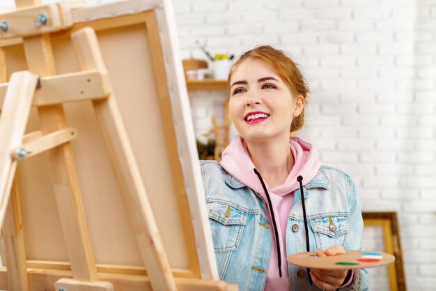 Pintor de mulher jovem e bonita no trabalho