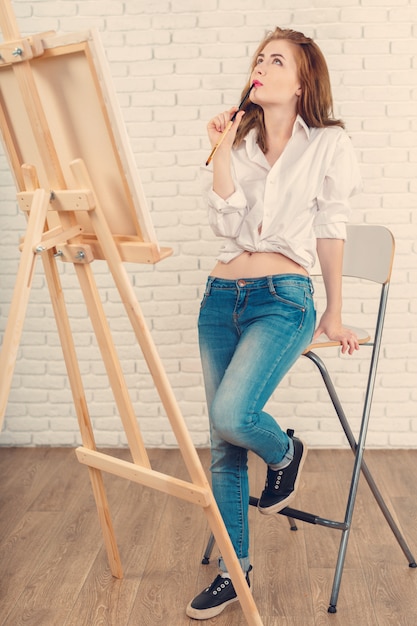 Pintor de mulher jovem e bonita no trabalho