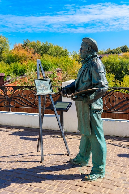 Foto pintor en escultura de trabajo en vladimir rusia anillo de oro de rusia