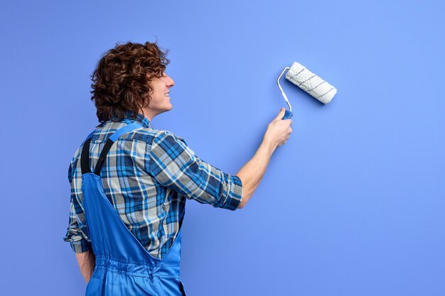 Pintor habilidoso e profissional durante o trabalho