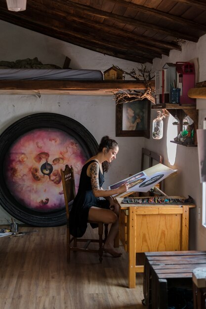 Pintor haciendo un dibujo en su estudio.