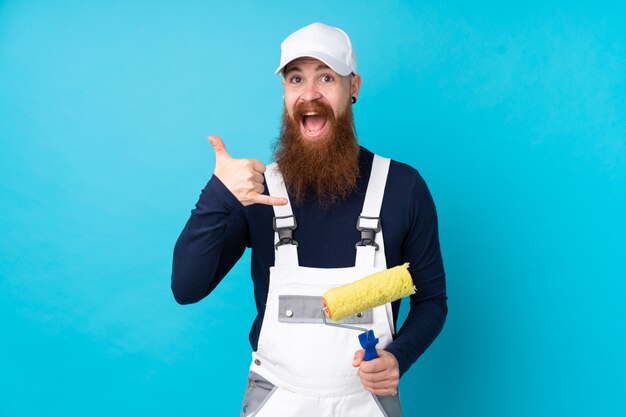 Pintor, homem, com, barba longa, isolado, azul, fazer telefone, gesto