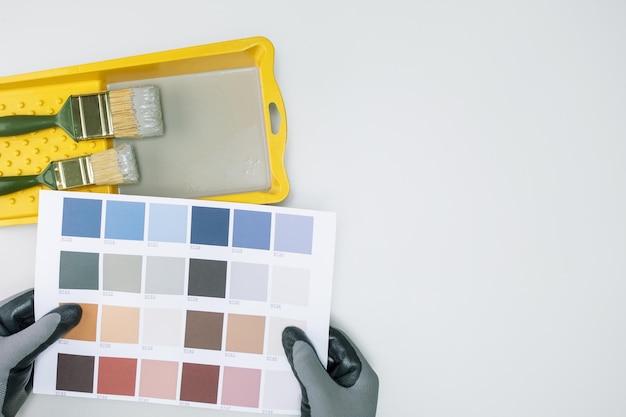 Pintor con muestras de color de pintura Vista superior con espacio de copia Concepto de renovación de apartamento de pintura