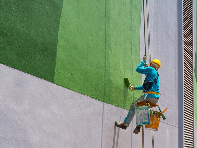 Pintores pintando o exterior do edifício