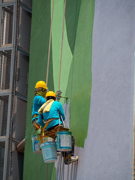 Pintores pintando o exterior do edifício