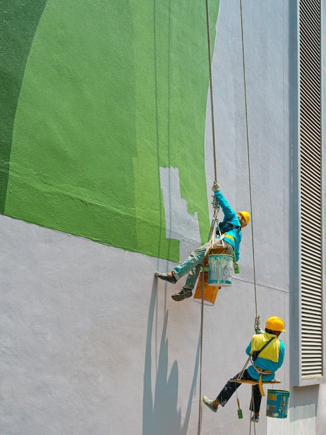 Pintores pintando o exterior do edifício