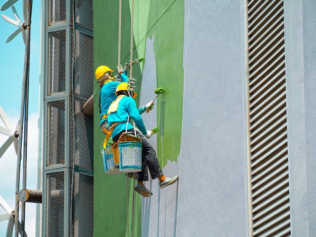 Pintores pintando o exterior do edifício