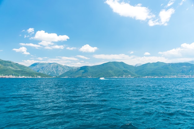 Pintoresca bahía de Boka Kotor durante el buen tiempo soleado.