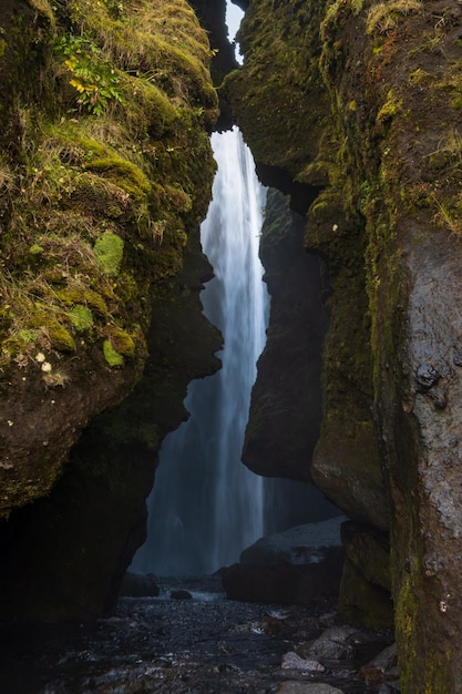 Pintoresca cascada de Gljufrabui en la caverna de piedra vista otoñal al suroeste de Islandia