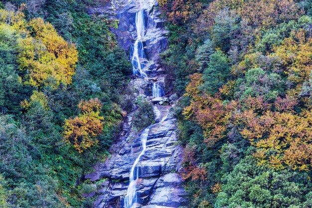 Pintoresca cascada de otoño