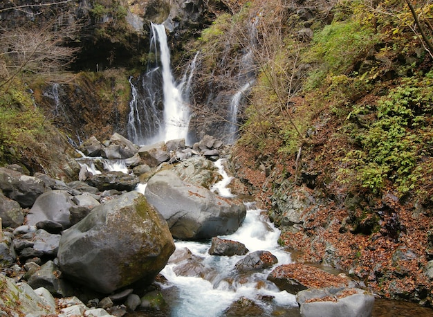 Pintoresca cascada Urami en Nikko, Japón a finales de la temporada de otoño