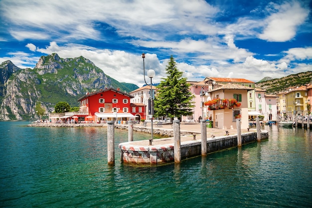 La pintoresca ciudad de Torbole waterfront, lago de Garda, región de Trentino Alto Adige, Italia