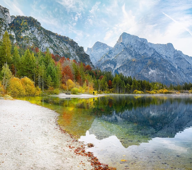 Pintoresca escena de otoño de una mañana soleada en el lago Almsee Destino de viaje popular