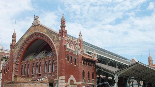 Pintoresca fachada del mercado de Colón en Valencia