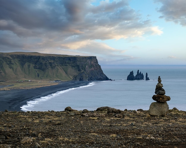 Pintoresca noche de otoño vista a Reynisfjara océano playa de arena volcánica negra de Dyrholaey Cape Vik Sur de Islandia