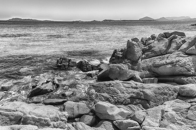 Foto la pintoresca playa de capriccioli en la costa esmeralda cerdeña italia