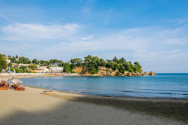 Una pintoresca playa en la ciudad de Ulcinj Montenegro