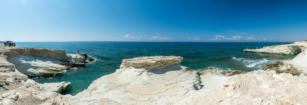 La pintoresca playa de piedras blancas se encuentra en la costa mediterránea de la isla de Chipre.